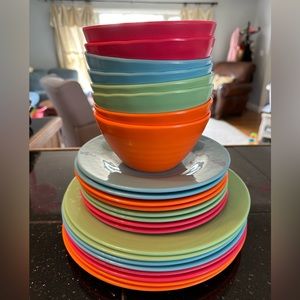 24 Piece Plastic Dish Set